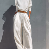 Beli dvodelni set: Polu-rolka i široke pantalone