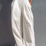 Beli dvodelni set: Polu-rolka i široke pantalone