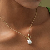 Elegantna zlatna biserna ogrlica