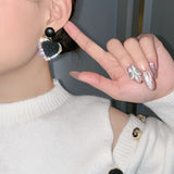 Златне црне срце обручне минђуше