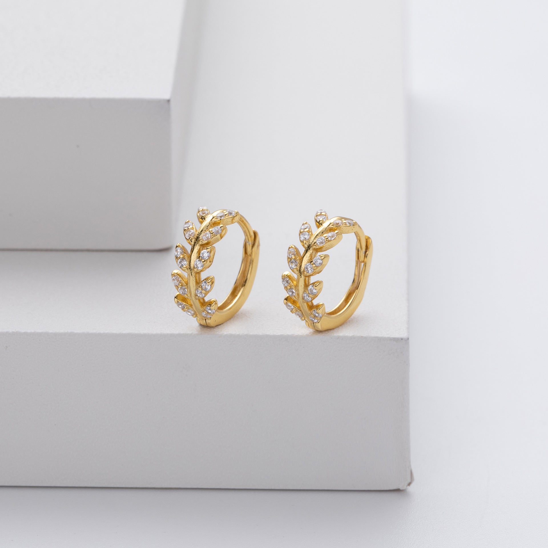 Listasti srebrni obručasti minđuše