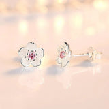 Šuplji oblik cveta sa cirkonima