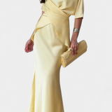 Sara Set s Topom s Ukriženim Trakama i Laganom Suknjom