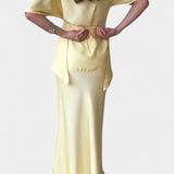 Sara Set s Topom s Ukriženim Trakama i Laganom Suknjom