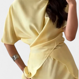 Sara Set s Topom s Ukriženim Trakama i Laganom Suknjom