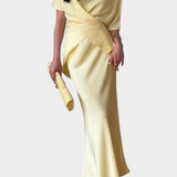 Sara Set s Topom s Ukriženim Trakama i Laganom Suknjom